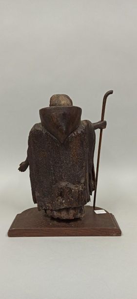 null Statue en bois représentant un pélerin tenant dans sa main droite son bâton.

XIXème...