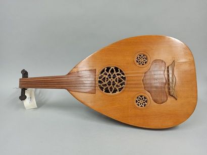 null Oriental Oud; (Arabic lute). Good condition 