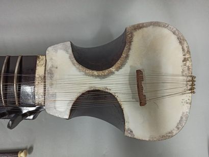 null Indian instrument, Sarod, with his bow. Good condition. 