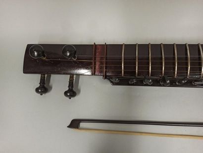 null Indian instrument, Sarod, with his bow. Good condition. 
