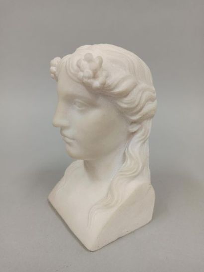 null SANTELLI Italo, 20th century

Head of a woman crowned with flowers

white marble...