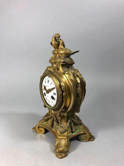 null Pendule en bronze de style Louis XVI et symbolisant l'amour, cadran signé Crosnier...