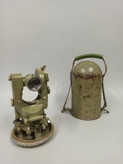 null Theodolite WILD No. 17359 with its transport cover. Swiss made.



Ht.: 31 ...