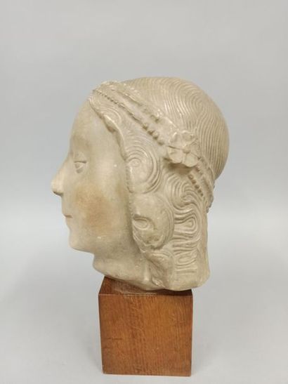 null Buste en plâtre patiné figurant une tête de jeune femme à la coiffe médiévale,...