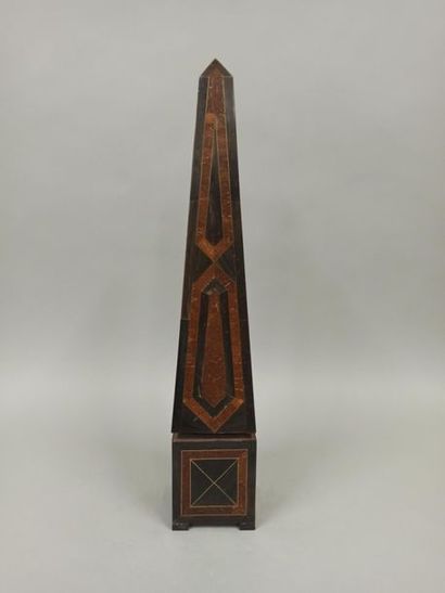 null Wooden obelisk with inlaid veneer decoration and brass rods.

Ht.: 60 cm - Base:...