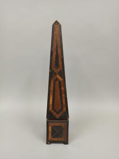 null Wooden obelisk with inlaid veneer decoration and brass rods.

Ht.: 60 cm - Base:...