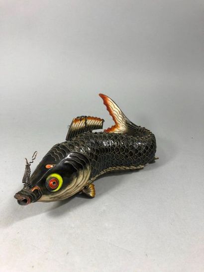 null Large articulated and enamelled fish.

L.: 36 cm