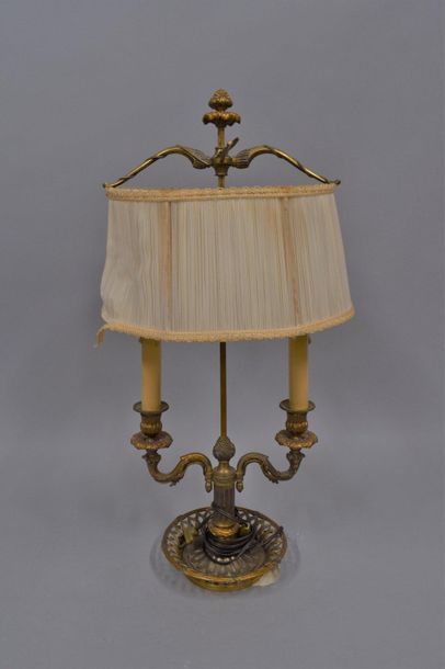 null Lampe bouillotte en bronze et métal doré à deux feux, base cylindrique à l'imitation...