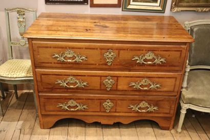null Late 18th century chest of drawers opening by three drawers on three rows.



Dim....