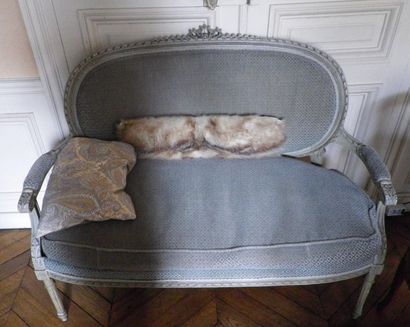 null Mobilier de salon en bois laqué gris, de style Louis XVI, à décor de feuilles...