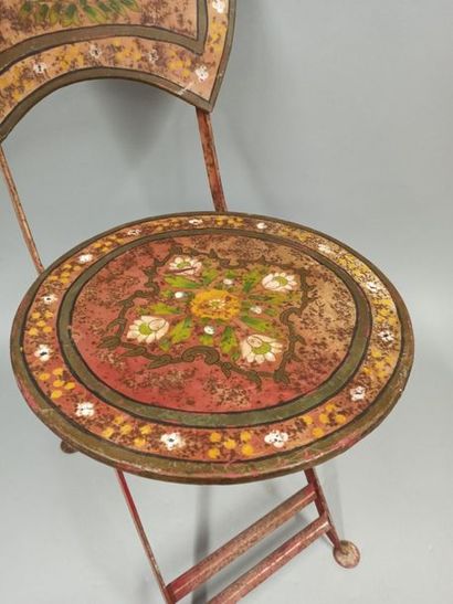 null Chaise pliante en tôle peinte à décor de fleurette dans un entourage.

Fin XIXème...