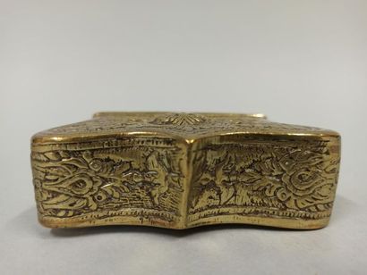 null Powder box in brass with foliage patterns, Syrian origin. 

Ht.: 11.50 cm