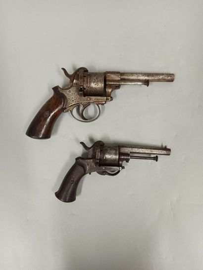 null Lot de 2 pistolets à broche et à percussion:

1/ type coup de poing à deux canons...