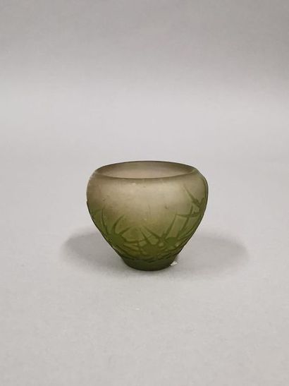 null Petit vase ovoïde en verre dégagé à l'acide à décor de chardons verts sur fond...