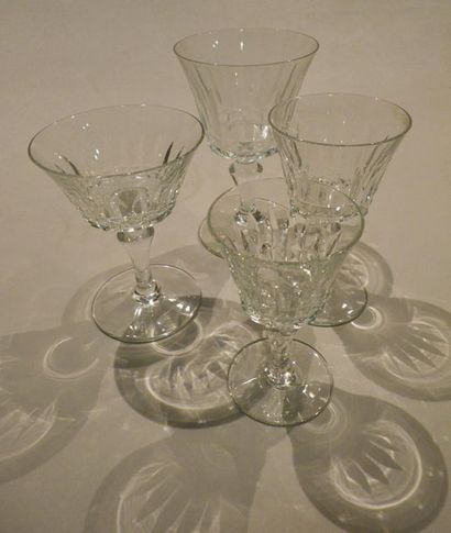 null BACCARAT partie de service de 40 verres en cristal, modèle Piccadilly comprenant...