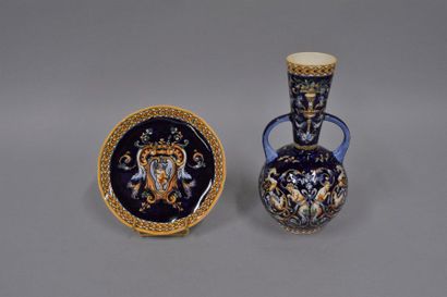 null GIEN vase à deux anses en faïence, modèle Renaissance sur fond bleu et son servant....