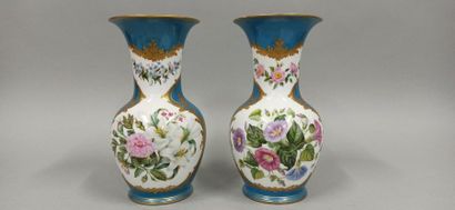 null VIEUX PARIS paire de vases en porcelaine de forme balustre au décor en réserve...