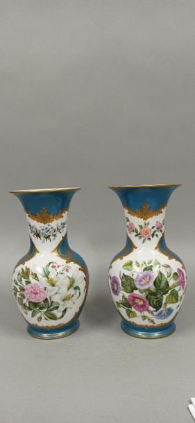 null VIEUX PARIS paire de vases en porcelaine de forme balustre au décor en réserve...