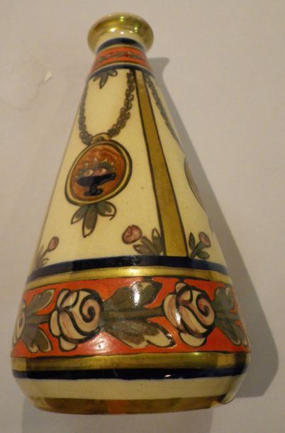 null RENOLEAU Alfred (1854-1930) 

Vase piriforme en faïence émaillée à décor polychrome...