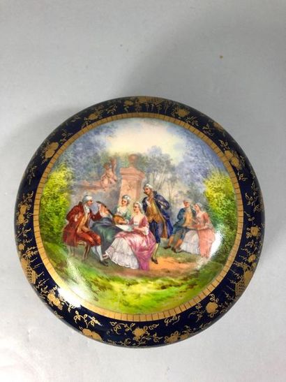 null Bonbonnière en porcelaine dans le goût de Sèvres au décor d'une scène romantique...