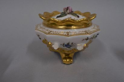 null SMALL JACOB

Tea service "tête à tête" in white porcelain with polychrome decoration...