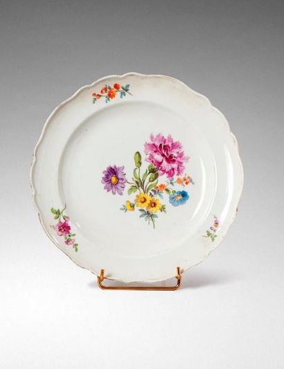 null Germany Meissen 18th century 

Porcelain plate decorated with polychrome flowers...