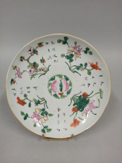 null Earthenware plate with floral decoration and ideograms, apocryphal mark. China...