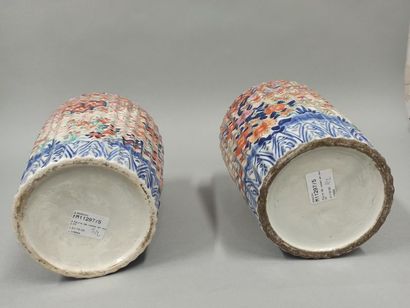 null Paire de vases en porcelaine polychrome Imari à godrons. Japon. XXe.



Ht....