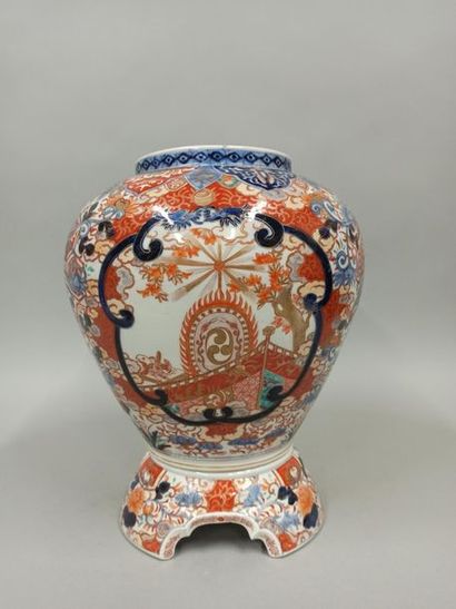 null IMARI earthenware planter with its support.