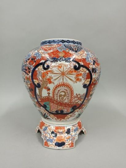 null IMARI earthenware planter with its support.