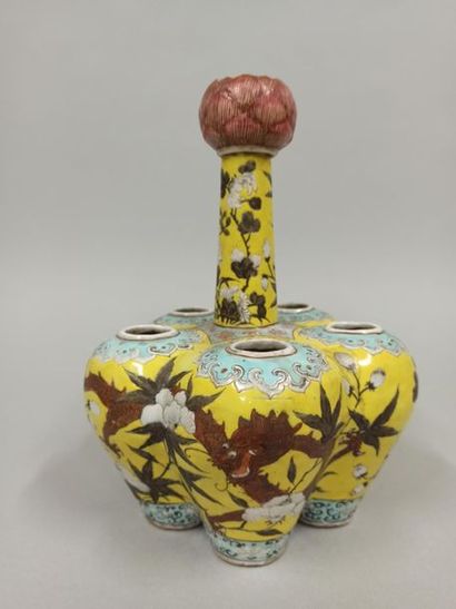 null CHINE - Fin du XIXème siècle 

Bouquetière polylobée en porcelaine à décor d'un...