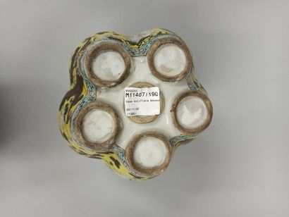 null CHINE - Fin du XIXème siècle 

Bouquetière polylobée en porcelaine à décor d'un...