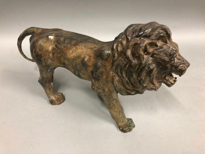 null CHENÊT Pierre, 20th century,

Lion on the move,

bronze with a brown ochre patina...