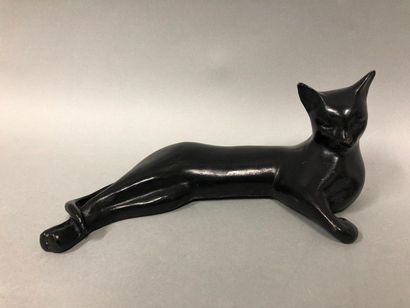 null CHENÊT Pierre, 20th century,

Elongated cat, bronze with black patina (traces...
