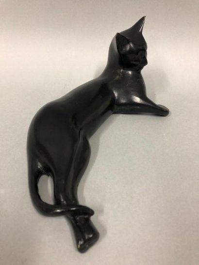 null CHENÊT Pierre, 20th century,

Elongated cat, bronze with black patina (traces...