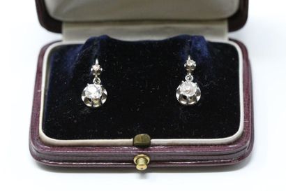 null Pair of sleepers in 18K (750) white gold and cushion diamonds old cut and pink.

Eagle's...