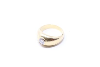 null 18K (750) yellow gold ring set with a half-cut diamond.

Diamond weight: approx....