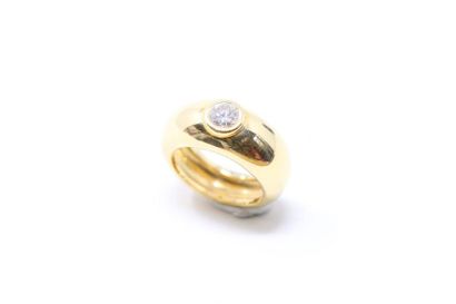null Bague jonc en or jaune 18K (750) ornée d'un diamant taille brillant moderne...