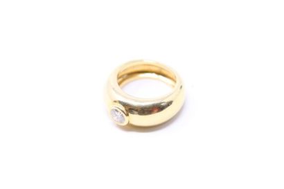 null 18K (750) yellow gold ring set with a modern brilliant-cut diamond in a closed...