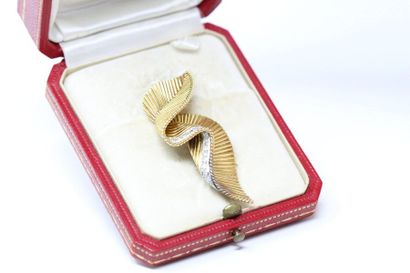 CARTIER CARTIER

Volute brooch in 18k (750) chiselled yellow gold and platinum adorned...