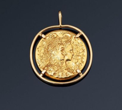 Salvador DALI SALVADOR DALI

Pendant in 18K yellow gold (750) holding a "Golden Dali"...