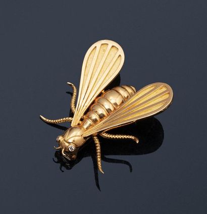 CHAUMET CHAUMET 

18k (750) yellow gold brooch featuring a bee, the eyes adorned...