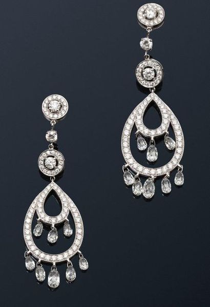 BOUCHERON 
BOUCHERON

Pair of 18K (750) white gold "Cinna Pampilles" earrings set...