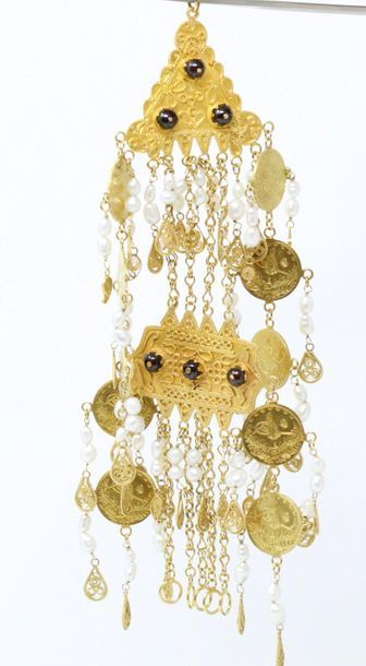 null Broche-pendentif articulée en or jaune 18K (750) composée de deux plaques principales...