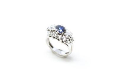 null 18K (750) white gold ring set with a cushion sapphire set with two lines of...