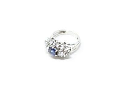 null 18K (750) white gold ring set with a cushion sapphire set with two lines of...