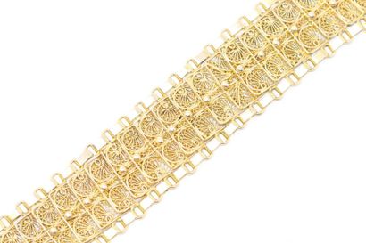 null Articulated cuff bracelet in 18K (750) yellow gold with rectangular openwork...