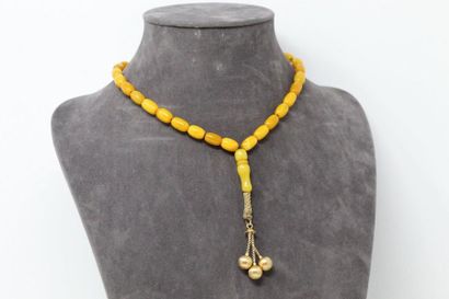 null Komboloi in 18K (750) yellow gold, molten amber and plastic

Total length: 28...