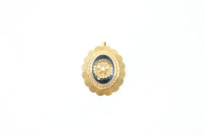 null Broche pendentif en or jaune 18K (750) à décor floral stylisé sur fond d'onyx.
Poinçon...