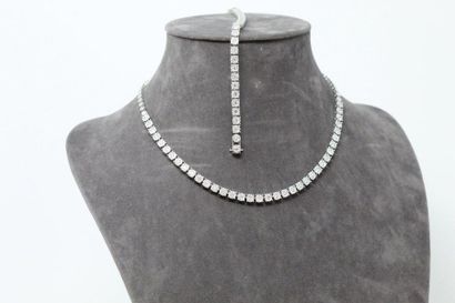 null 
Demi-parure en or gris 18K (750) et diamants composée d'un collier et d'un...
